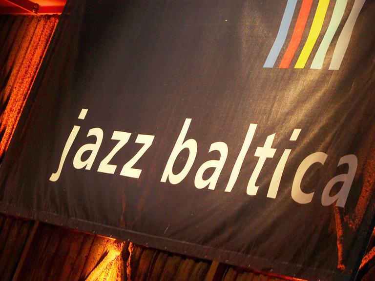 Ein Banner mit der Aufschrift "Jazzbaltica" hängt am Freitag (29.06.2012) in Niendorf beim Jazzbaltica Festival an einer Wand.