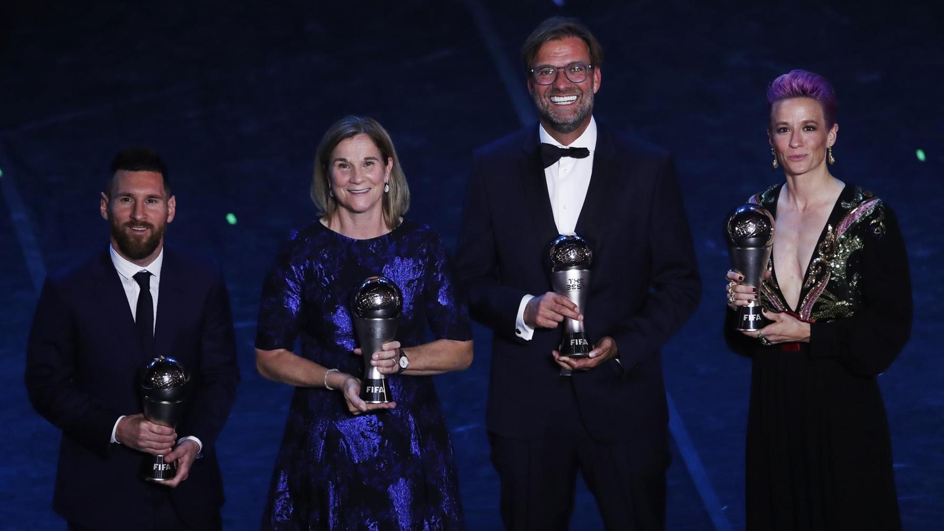 Lionel Messi, Jill Ellis, Jürgen Klopp und Megan Rapinoe freuen sich über ihren Preis.