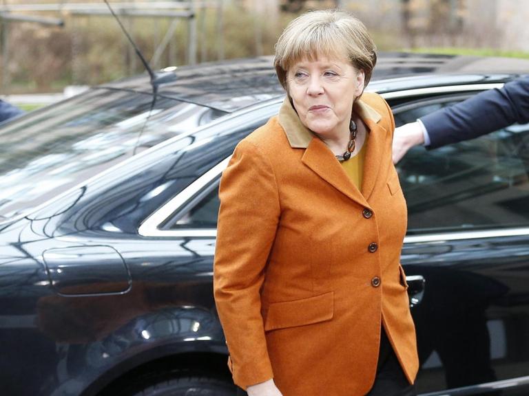 Bundeskanzlerin Merkel auf dem Weg zum Brüsseler EU-Sondergipfel mit der Türkei.