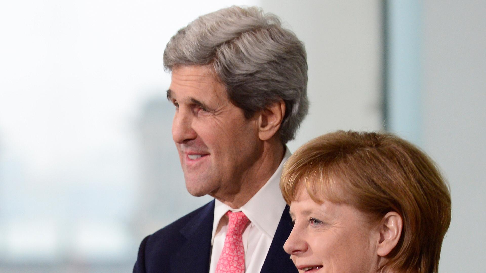 John Kerry und Angela Merkel bei einem Treffen im Februar 2013