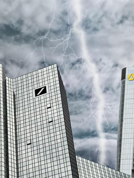 Deutsche Bank und Commerzbank in Frankfurt vor grauem Himmel als Symbol für die Krise der Finanzistitute und deren möglicher Fusion.
