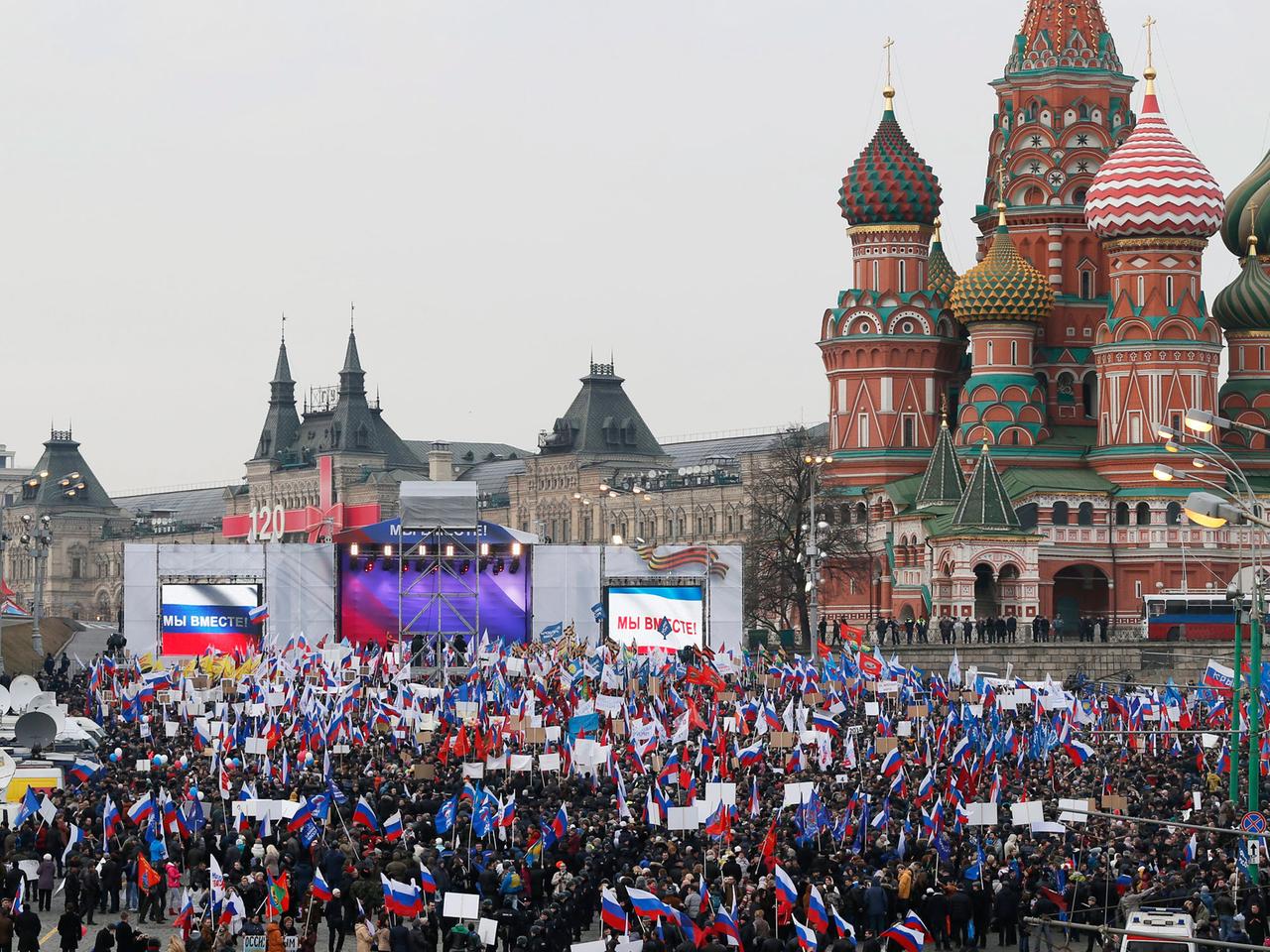 Auf dem Roten Platz bekunden Tausende ihre Unterstützung für den Krim-Kurs Moskaus.