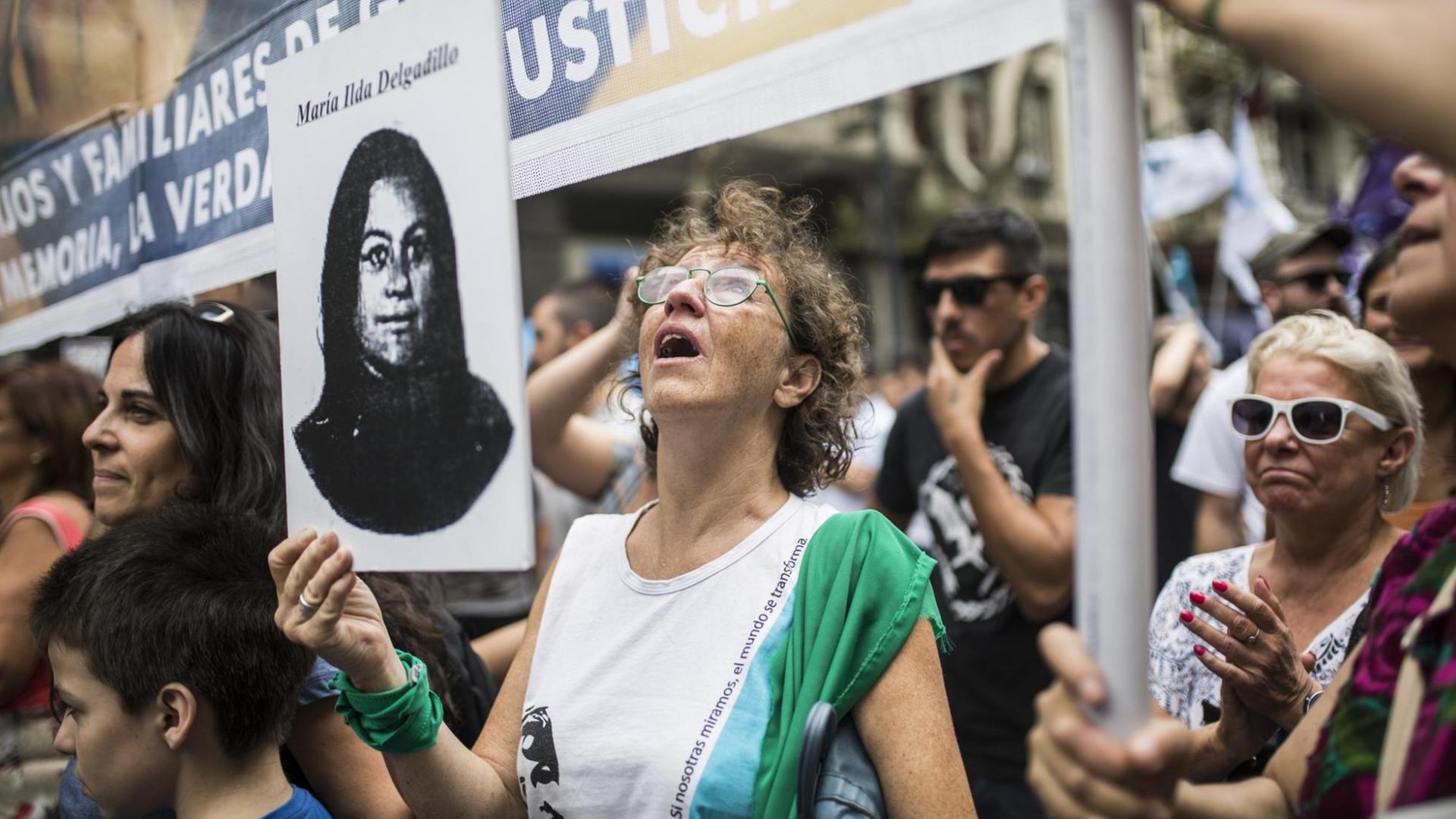 Gedenk- und Protestmarsch 42 Jahre nach dem Militärputsch in Argentinien: Eine Frau hält das Bild eines Opfers der Militärdikatur hoch.