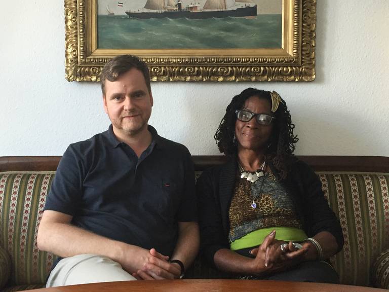 Thomas Overdick, Leiter des Flensburger Schifffahrtsmuseum zusammen mit der jamaikanischen Kulturwissenschaftlerin Imani Tafari-Ama.