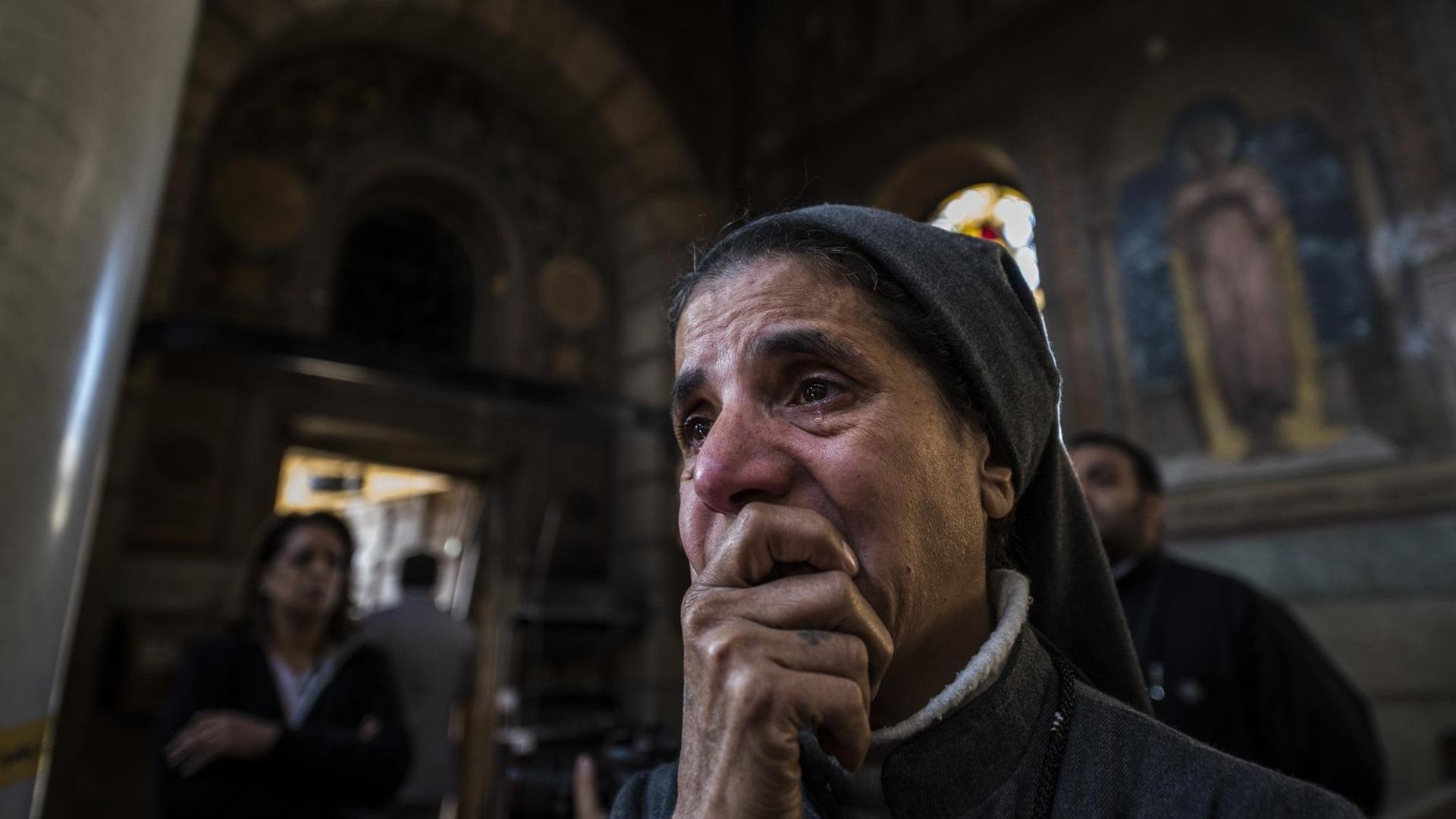 Eine Nonne weint nach der Bombenexplosion während der Sonntagsmesse in der St.-Peter-und-Paul-Kirche der koptischen Christen in Kairo. AFP PHOTO / KHALED DESOUKI