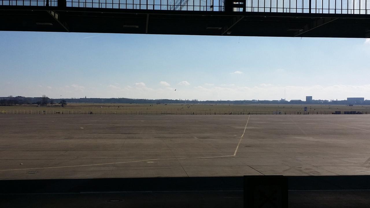Blick aus dem alten Flughafen Tempelhof auf das Tempelhofer Feld