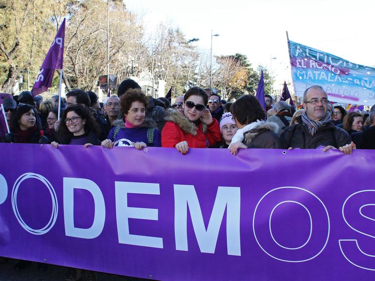 Teilnehmer des "Marsches für Veränderung" am 31.1.2015 in der spanischen Hauptstadt Madrid, zu der die neue Partei Podemos aufgerufen hatte.