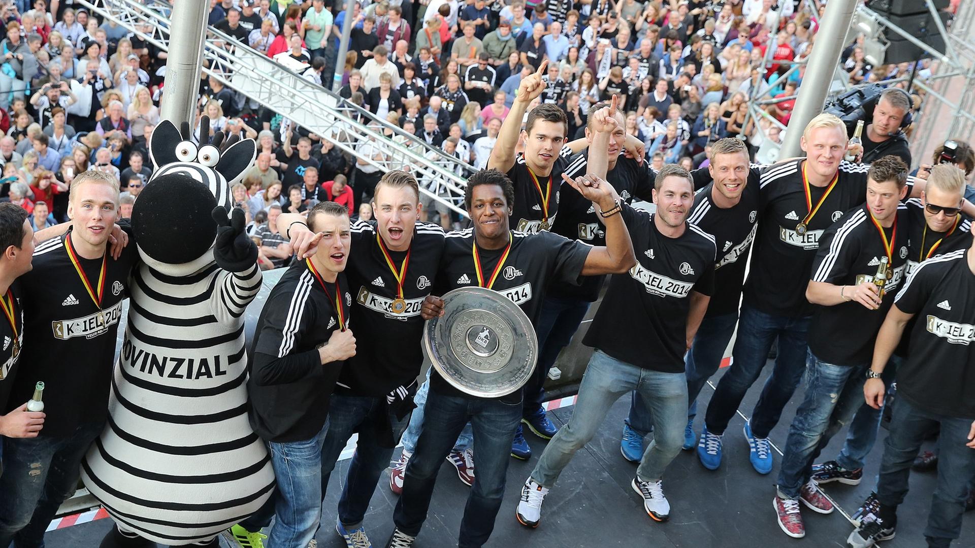 Die Mannschaft THW Kiel feiert die deutsche Hand-Ball-Meisterschaft