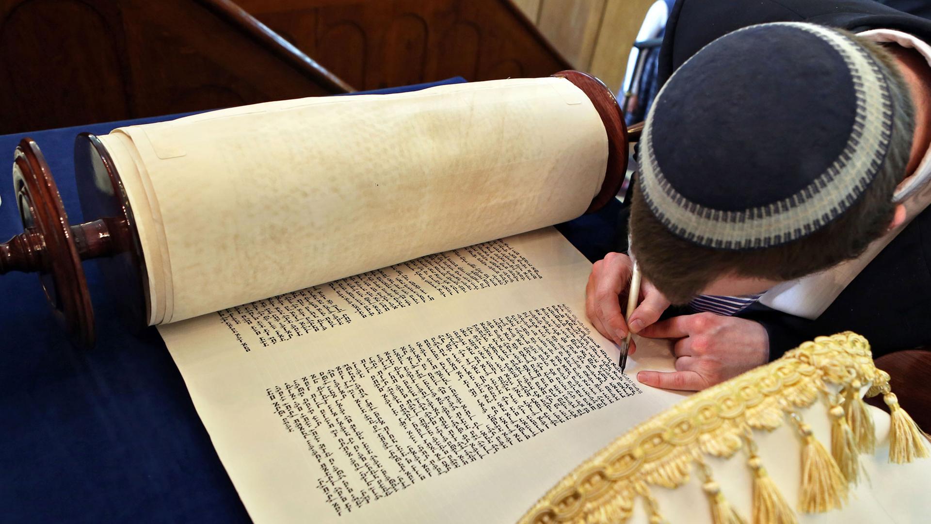 Ein Sofer schreibt die letzten Zeilen für eine neue Torarolle in der Synagoge der Jüdischen Gemeinde Halle/Saale.