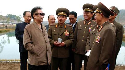 Nordkoreas Staatschef Kim Jong Il und Generäle