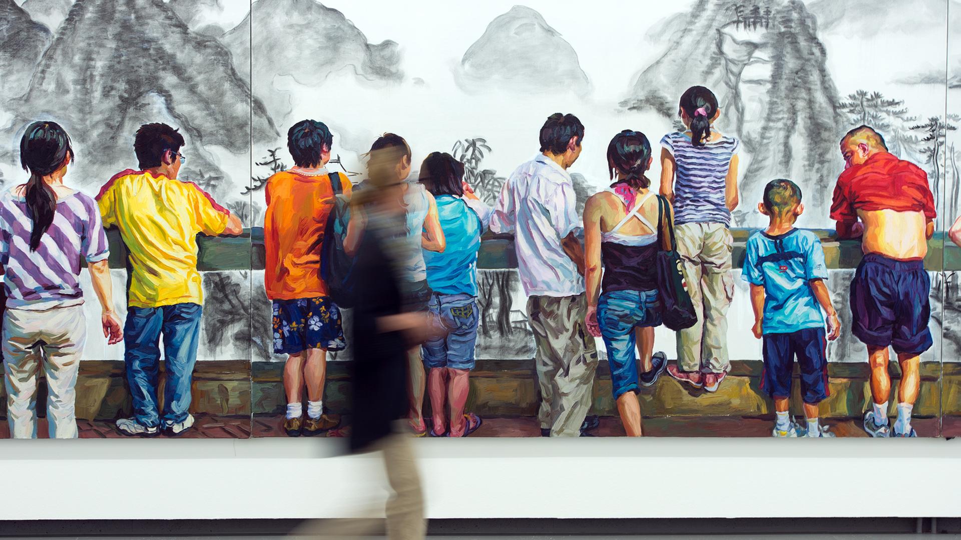 Eine Besucherin geht im NRW-Forum am Kunstwerk "View, review" des chinesischen Künstlers Hung Min aus dem Jahr 2010 vorbei.