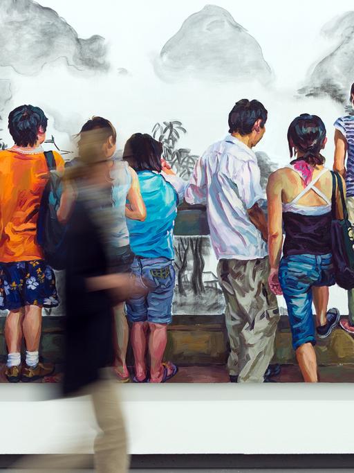 Eine Besucherin geht im NRW-Forum am Kunstwerk "View, review" des chinesischen Künstlers Hung Min aus dem Jahr 2010 vorbei.