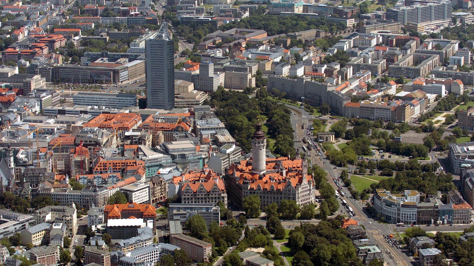 Eine Metropole in Deutschland: Blick auf die Leipziger Innenstadt mit dem City Hochhaus (links,oben) und dem markanten Turm vom Neuen Rathaus (Mitte); Aufnahme vom Juli 2004