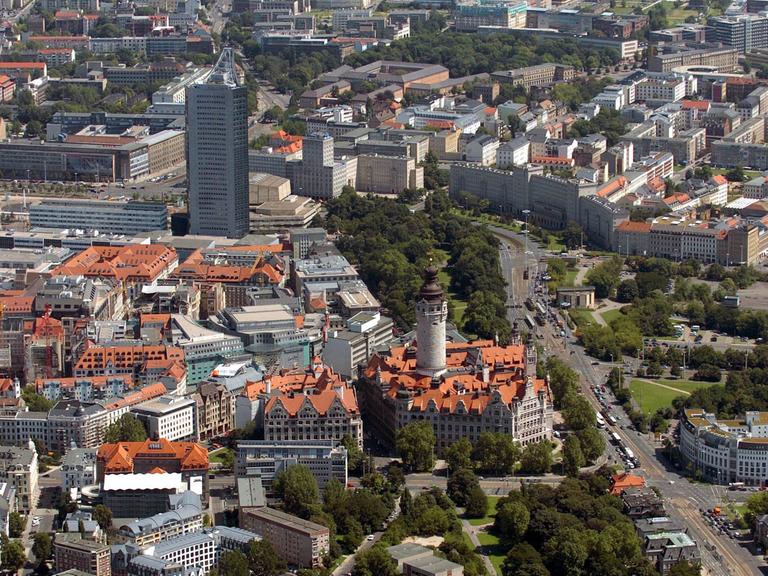Eine Metropole in Deutschland: Blick auf die Leipziger Innenstadt mit dem City Hochhaus (links,oben) und dem markanten Turm vom Neuen Rathaus (Mitte); Aufnahme vom Juli 2004