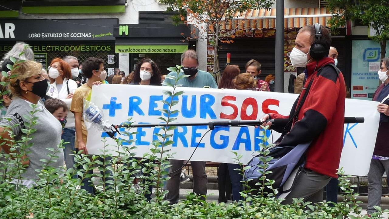 Demonstarnten protestieren gegen den Abrigelungen von Stadtteilen in Madrid.