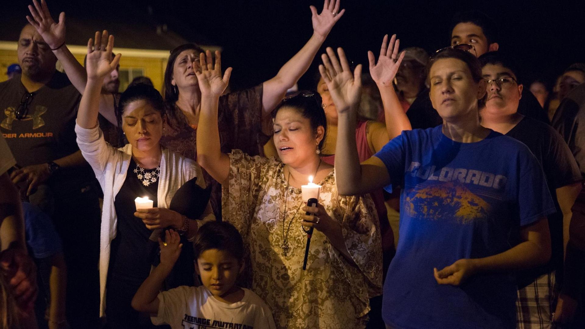 Menschen stehen am 5. November 2017 mit Kerzen in Sutherland Springs, Texas und gedenken den Getöteten. Ein Mann hat während eines Gottesdienstes in einer Kirche das Feuer auf Gläubige eröffnet und 26 Menschen ermordet.