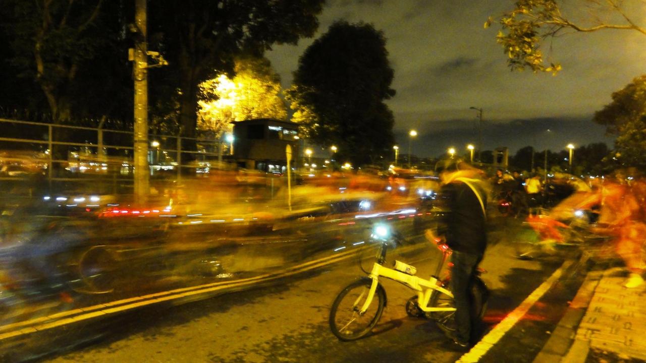 Das Fahrrad als Zeichen eines wachsenden Umweltbewusstseins wird in Bogotá immer beliebter - hier ein abendlicher Ausflug des Fahrradkollektivs "teusacatubici".
