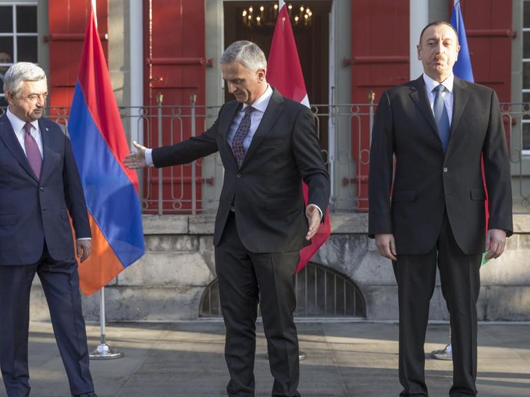 Der Schweizer Außenminister Burkhalter mit den Präsidenten Armeniens und Aserbaidschans, Sargsjan und Alijew am 19.12.2015 in Bern.