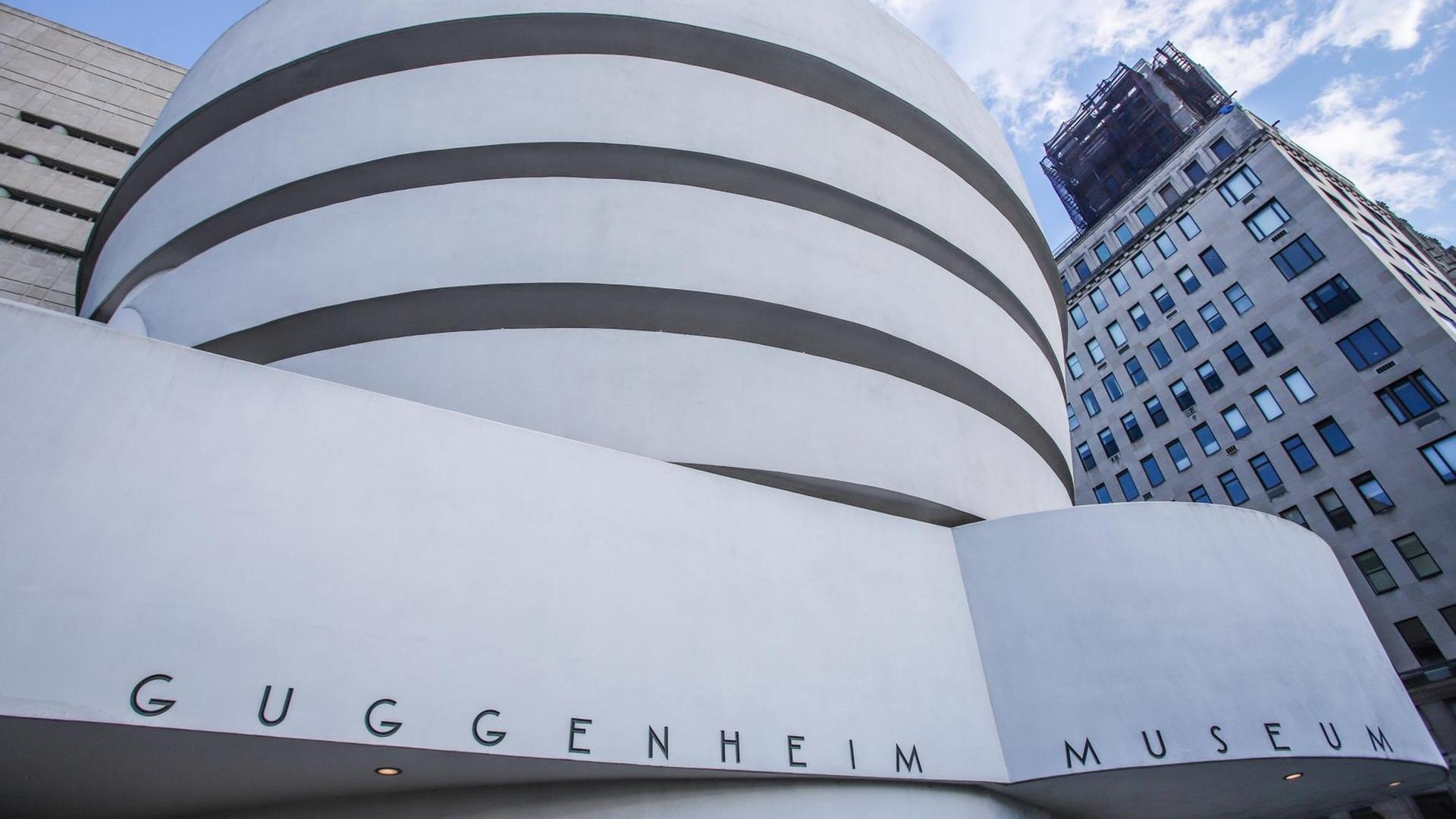 Das Gebäude des Guggenheim-Museums in New York aus einer leichten Froschperspektive.
