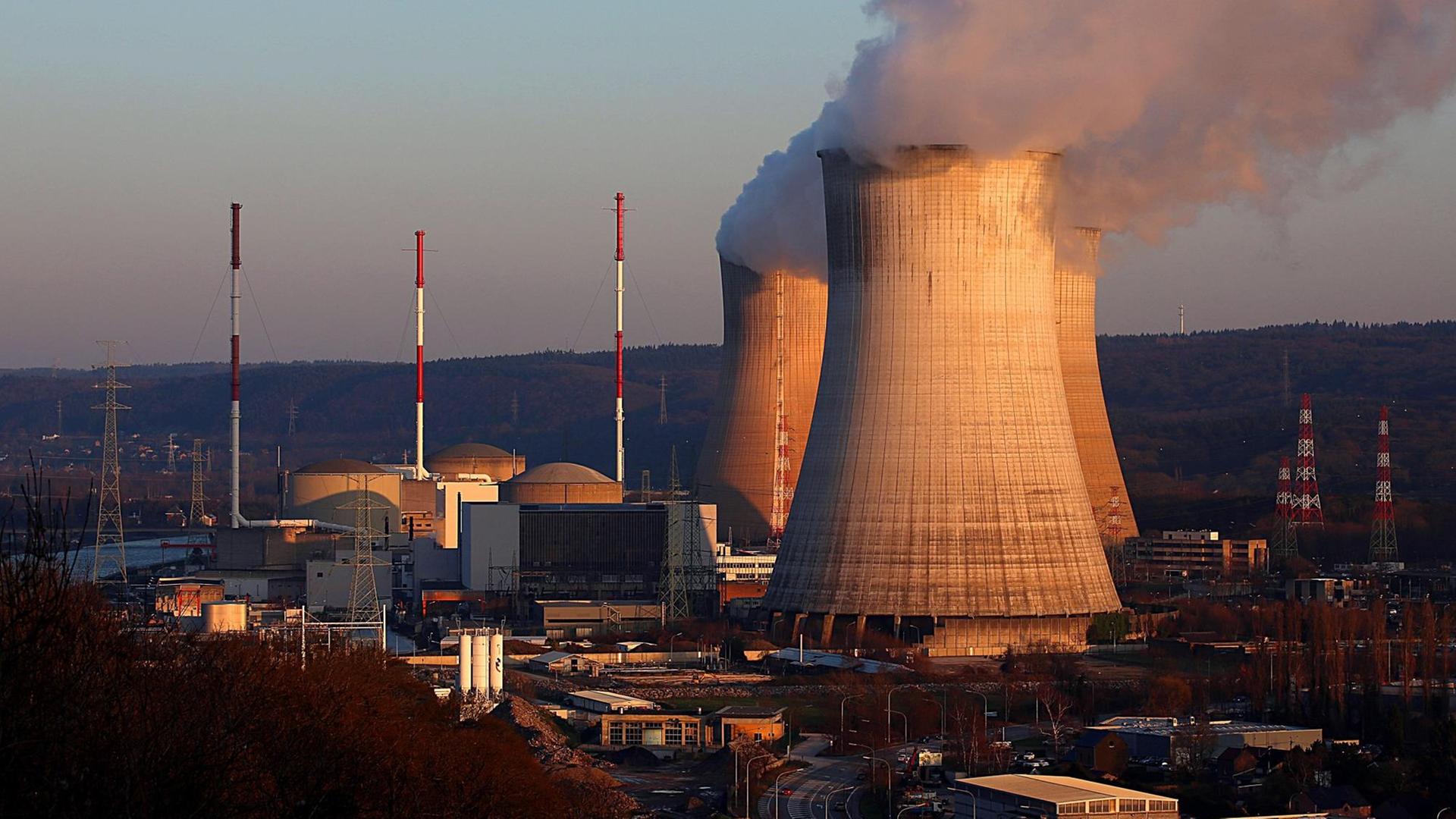 Das Kernkraftwerk Tihange des Betreibers Engie Electrabel wird von der Abendsonne angestrahlt.