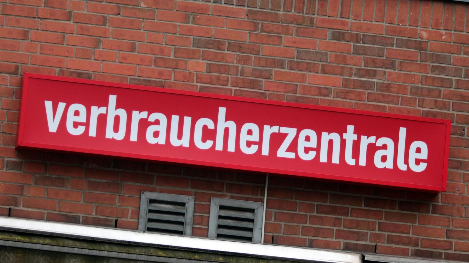 Hinweisschild mit Aufschrift Verbraucherzentrale in Düsseldorf, Nordrhein-Westfalen NRW, Deutschland Sign with Inscription Consumer headquarters in Dusseldorf North Rhine Westphalia NRW Germany Hinweisschild mit Aufschrift Verbraucherzentrale in Düsseldorf, Nordrhein-Westfalen NRW, Deutschland Sign with Inscription Consumer headquarters in Dusseldorf North Rhine Westphalia NRW Germany