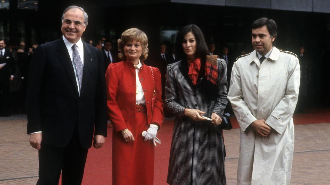 Felipe González und Helmut Kohl rahmen ihre Ehefrauen vor einem Gebäude auf dem Bonner Petersberg ein.