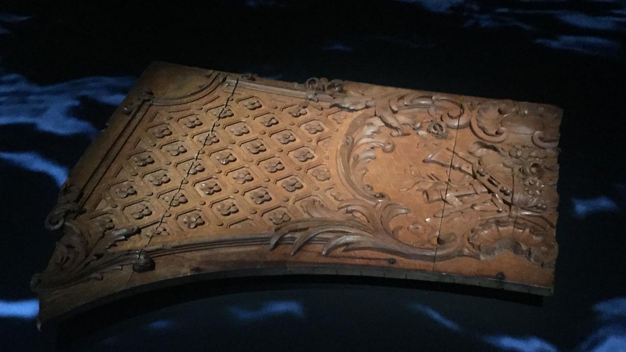 Das geschnitzte Wandpaneel aus Holz trieb nach dem Untergang der Titanic im Wasser in der Ausstellung "Ocean Liners" im "Victoria and Albert Museum" in London