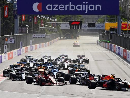 Formel 1: Blick auf die Strecke kurz nach dem Start beim Großen Preis von Aserbaidschan in Baku.