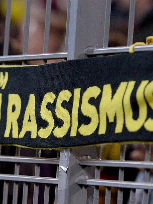 Fanschal mit der Aufschrift "Gemeinsam gegen Rassismus" in Dortmund