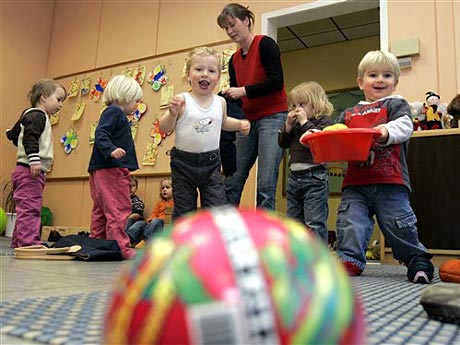 Andrea Becker, Erzieherin der Kinder-Betreuungsinitiative "Remsracker e.V.", kümmert sich in Remseck bei Ludwigsburg um das Wohl der Kinder in ihrer Gruppe.
