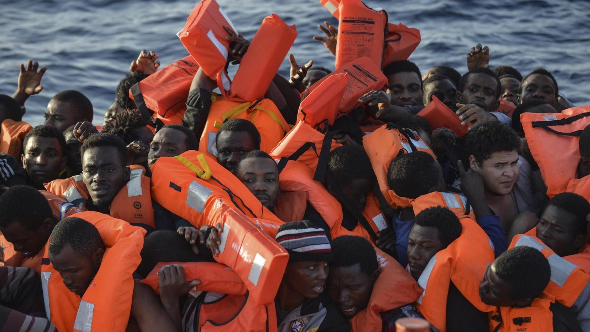 Flüchtlinge werden von Helfern vor der libyschen Küste gerettet.