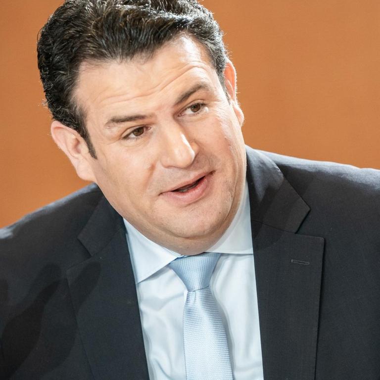 Hubertus Heil (SPD), Bundesminister für Arbeit und Soziales, wartet auf den Beginn der wöchentlichen Kabinettssitzung im Kanzleramt.