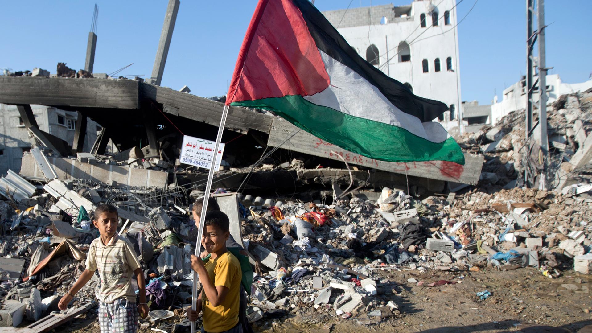 Kinder in Gaza mit der palästinensischen Flagge