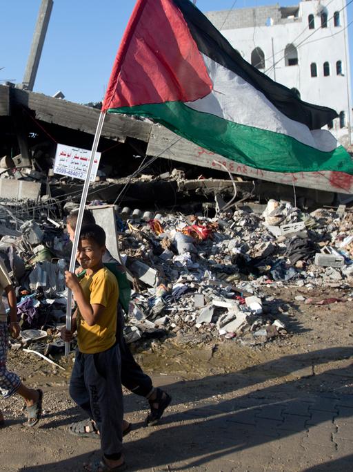 Kinder in Gaza mit der palästinensischen Flagge