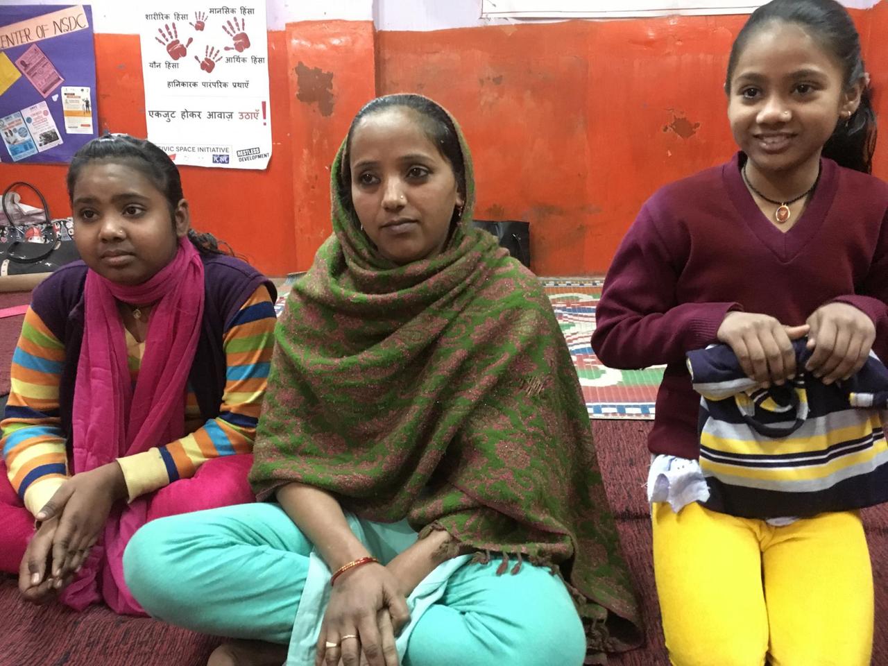 Die Mutter Prema mit ihren Töchtern Pooja, links, und Kajal, rechts