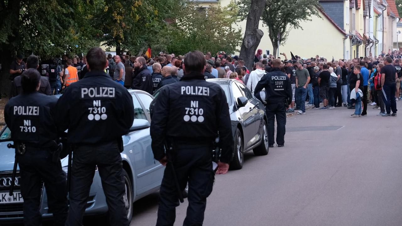Polizisten bei einer Kundgebung in Köthen