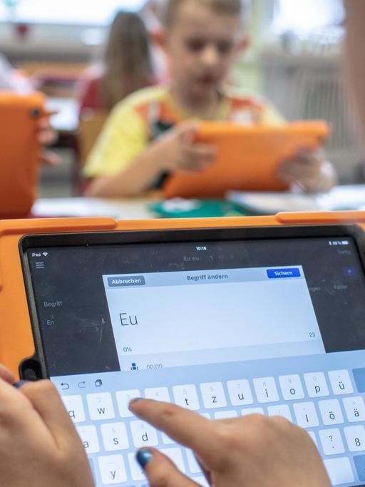 Schüler arbeiten im Unterricht mit einem Tablet