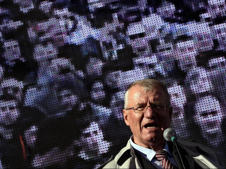 Vojislav Seselj spricht bei einer Demonstration gegen die serbische Regierung.