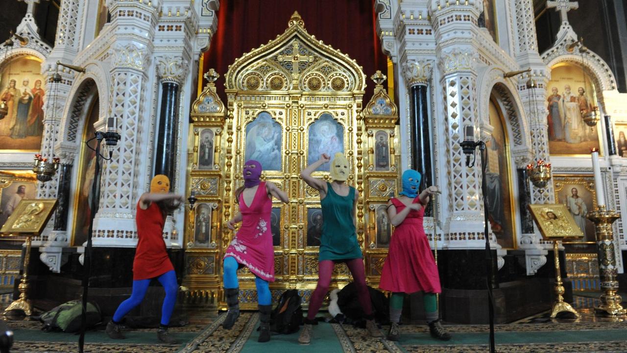 Maskierte Künstlerinnen der feministischen Punk-Band "Pussy Riot" bei einer Aktion in einer Moskauer Kirche, 2012