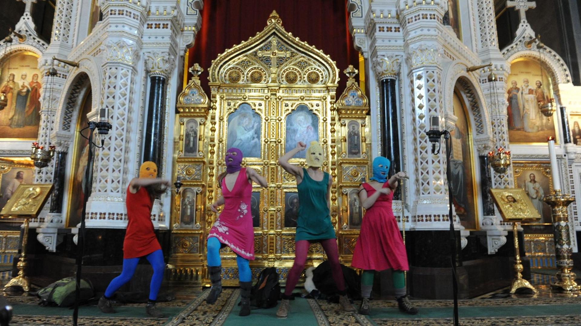 Maskierte Künstlerinnen der feministischen Punk-Band "Pussy Riot" bei einer Aktion in einer Moskauer Kirche, 2012