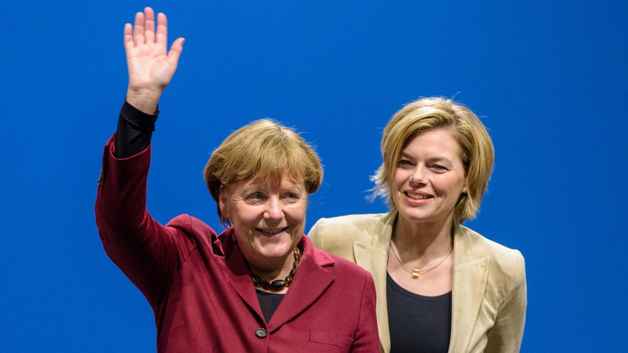 Bundeskanzlerin Angela Merkel neben der rheinland-pfälzischen CDU-Landesvorsitzenden Julia Klöckner bei einer Wahlkampfveranstaltung in Pirmasens.
