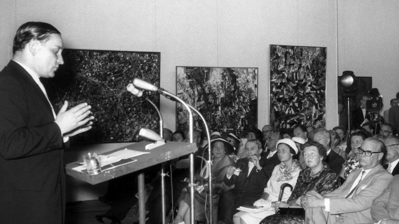 Werner Haftmann (li.) während der Eröffnung der documenta 2 im Jahr 1959 am 12.07.1959 in Kassel am Rednerpult.