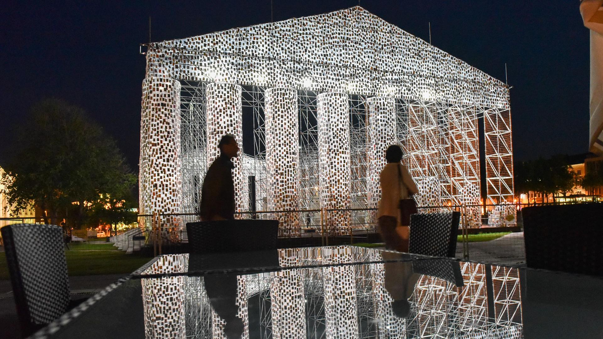 Das documenta-Kunstwerk "The Parthenon of Books" der argentinischen Künstlerin Marta Minujin wird einem Beleuchtungstest unterzogen