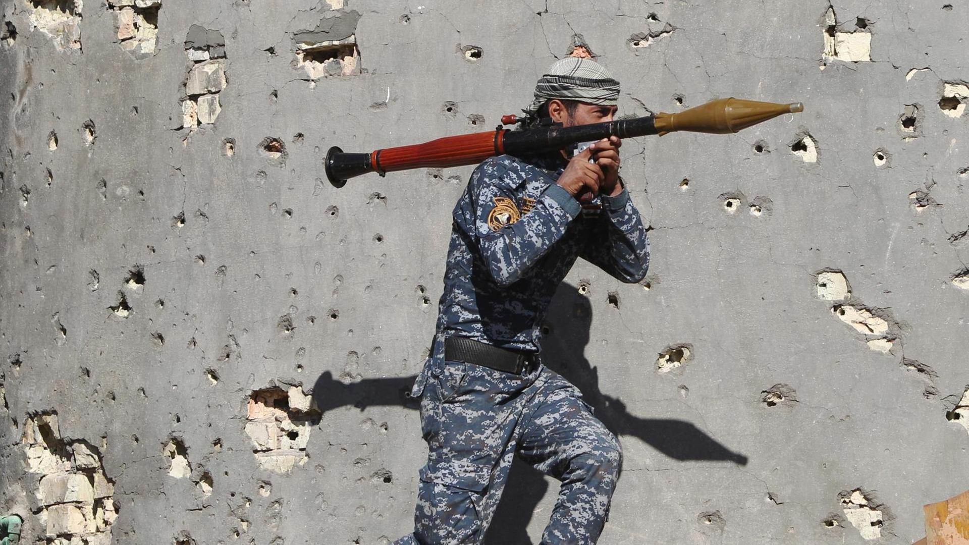Ein Kämpfer der irakischen Sicherheitskräfte mit einer Panzerabwehrwaffe in der Nähe von Ramadi.