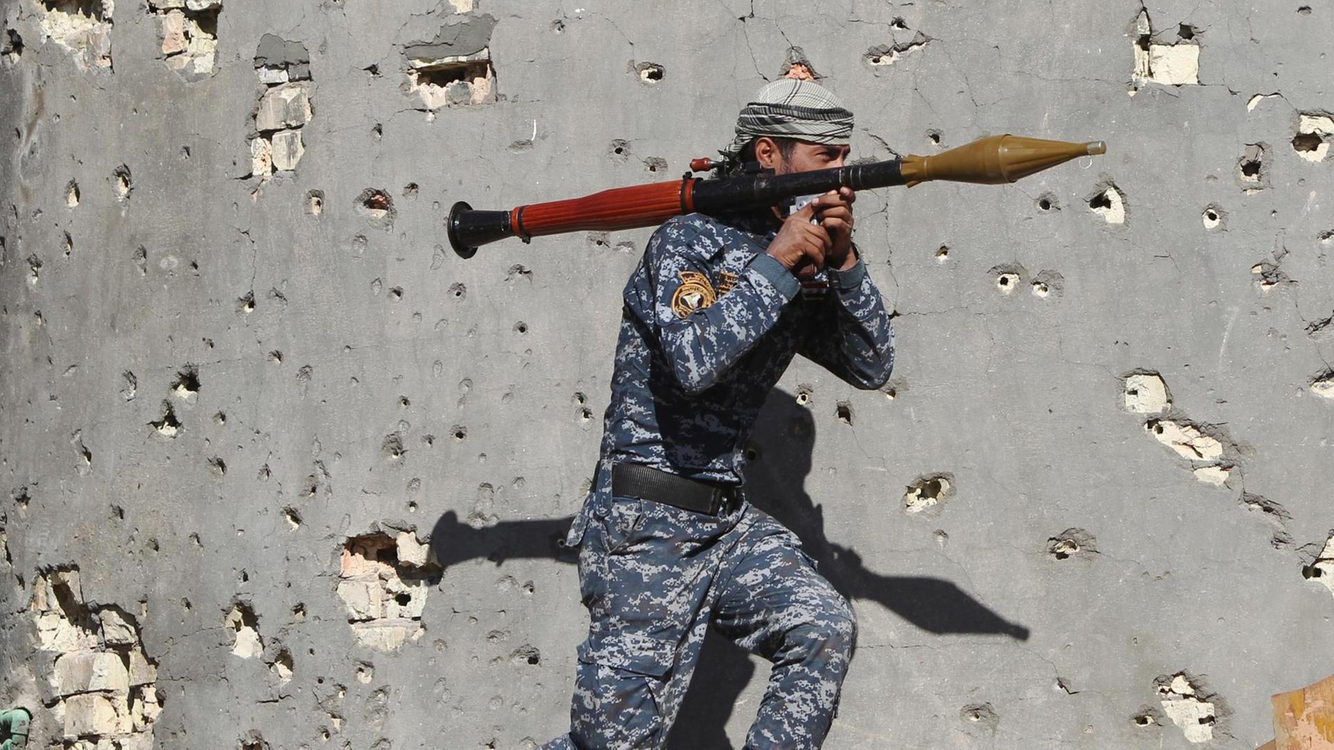 Ein Kämpfer der irakischen Sicherheitskräfte mit einer Panzerabwehrwaffe in der Nähe von Ramadi.