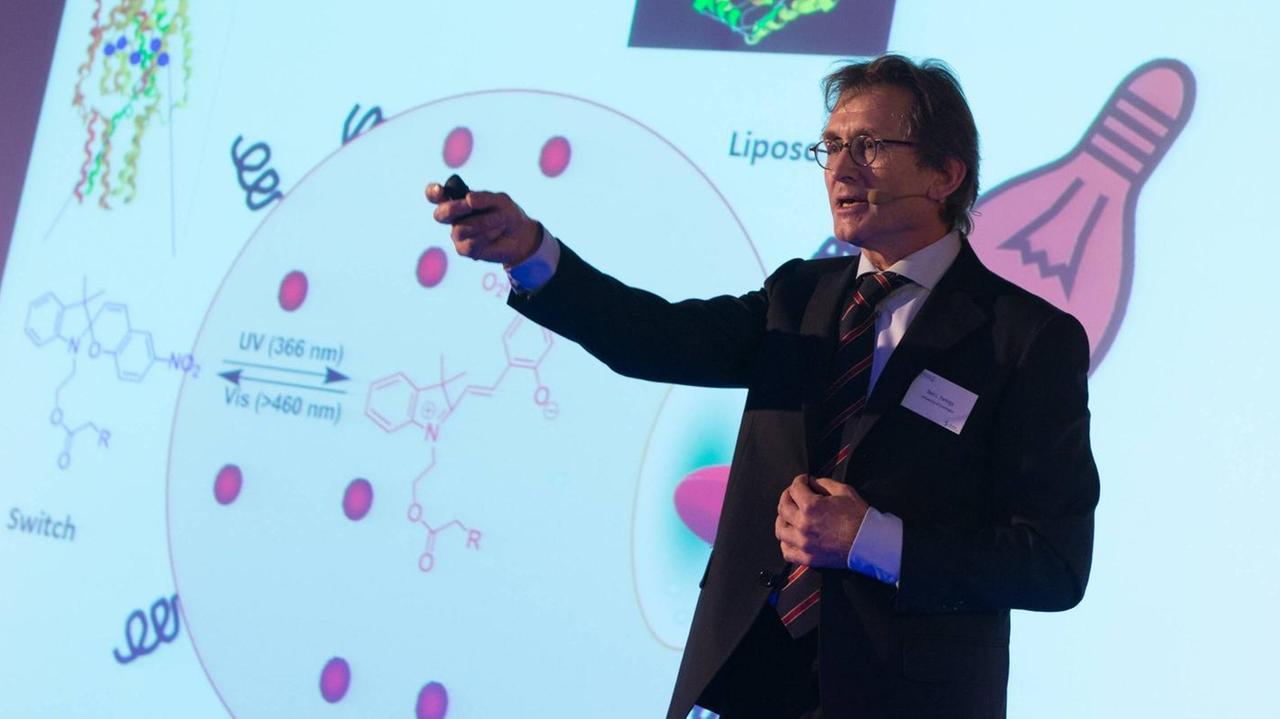 Der künftige Nobelpreisträger 2016 für Chemie bei einem Vortrag im November 2015 in Belgien.