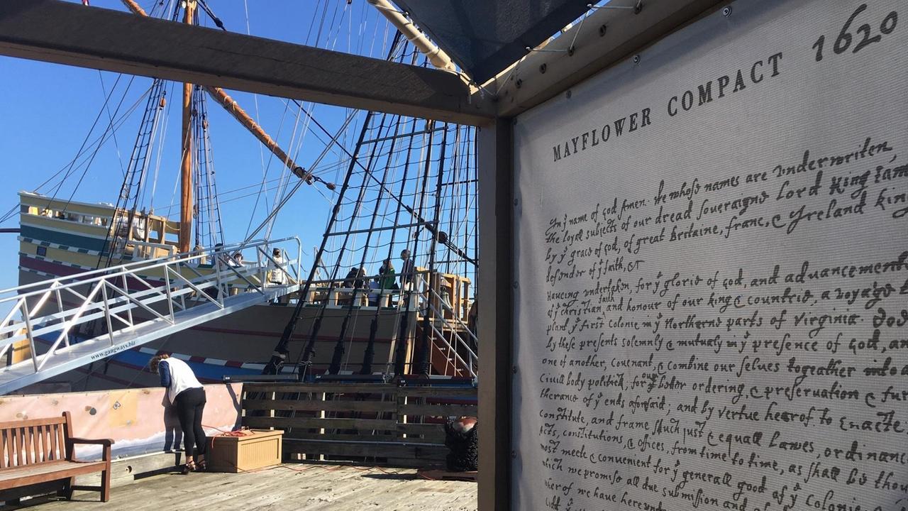 Blick auf ein Holzsegelschiff: ein Nachbau der Mayflower