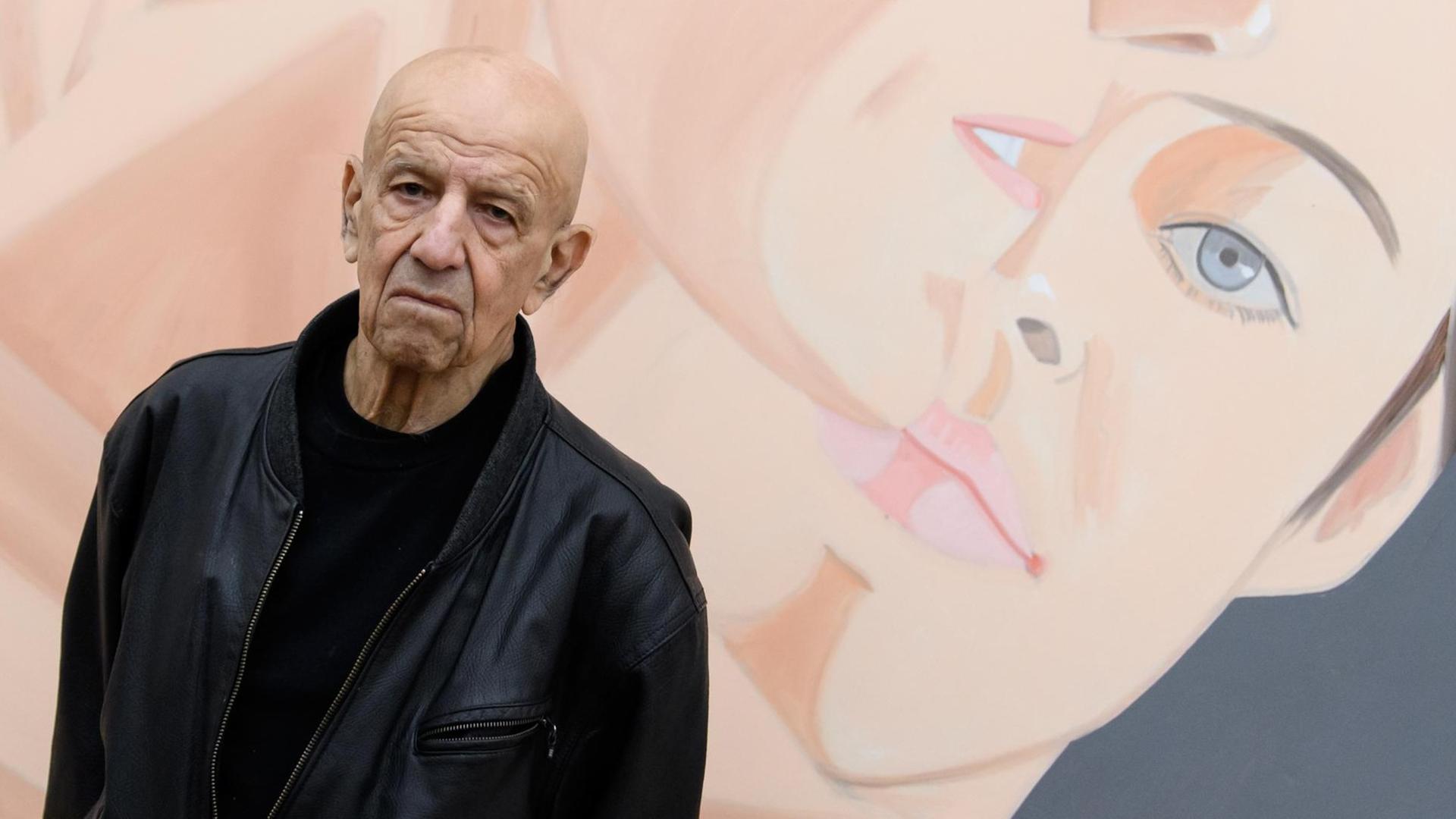 05.12.2018, Bayern, München: Der Künstler Alex Katz steht im Museum Brandhorst während einer Pressevorbesichtigung der Retrospektive "Alex Katz" vor seinem Bild "Private Domain" (1969). Die Ausstellung "Alex Katz" zeigt vom 06.12.2018 bis zum 22.04.2019 rund 80 Werke des Künstlers. Foto: Sven Hoppe/dpa | Verwendung weltweit