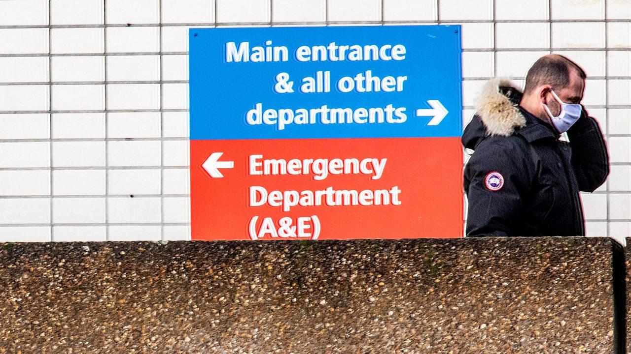 Ein Mann läuft vor dem Londoner Krankenhaus St Thomas entlang