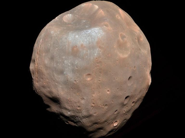 Der rote, unförmige Marsmond "Phobos"